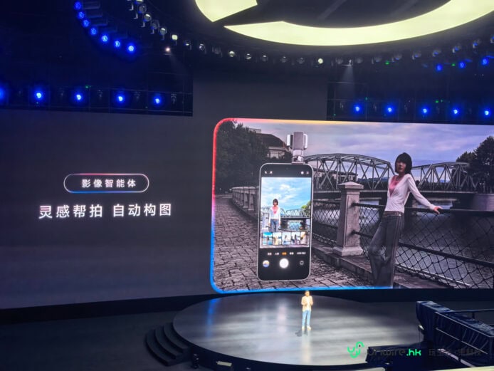 Honor Robot Phone在舞台上的展示.