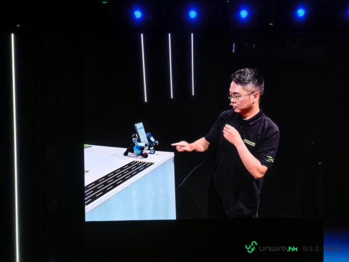 Honor Robot 展示智能手機功能.