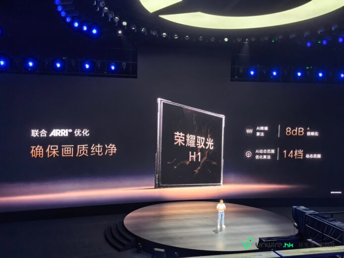 發佈會現場展示Honor Robot Phone.