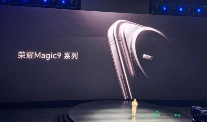 荣耀Magic9系列手机在舞台上展示.