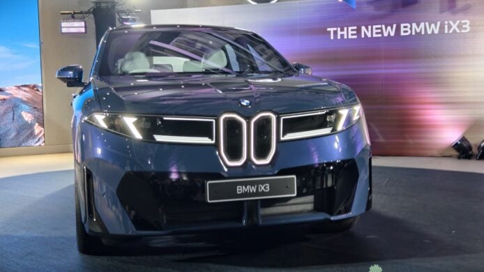 BMW iX3 電動車展示於展覽會場.