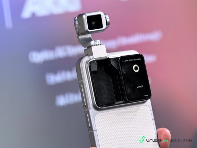 榮耀機器人手機展示,具有多功能設計.