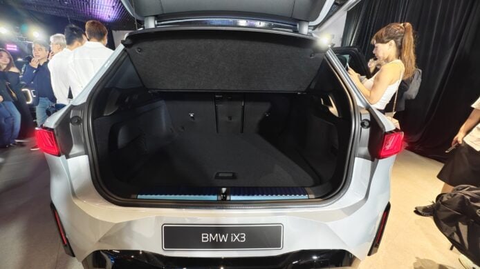 BMW iX3 行李箱空間展示.
