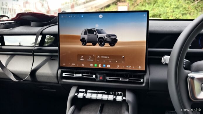 車內中控屏幕顯示越野SUV.