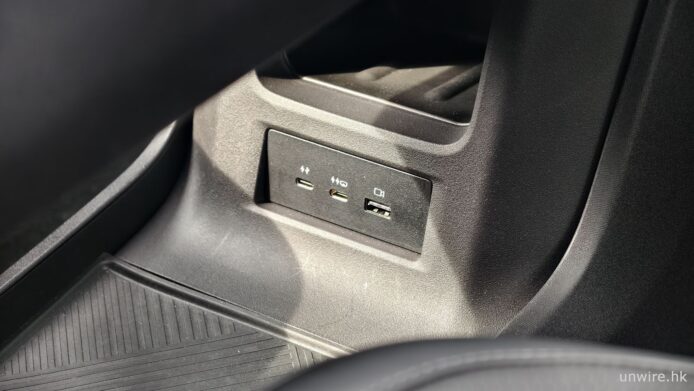 車內充電接口與USB插口特寫.
