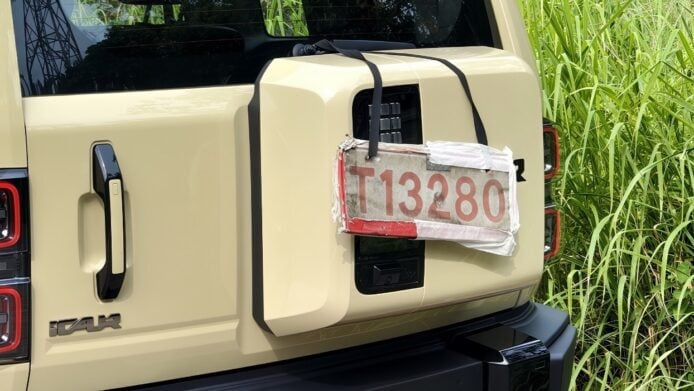 越野風SUV車輛後部特寫.