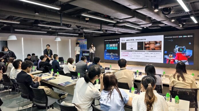 專業人士參與科技研討會現場.