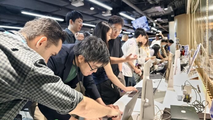 多位參觀者在科技展覽中體驗新科技產品.