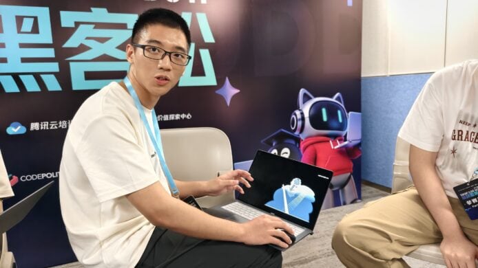 年輕男子展示最新科技產品與平板電腦.