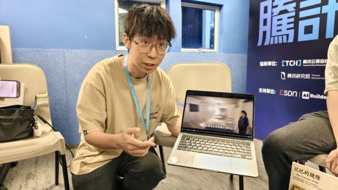 年輕男子展示最新科技產品和筆記本電腦.