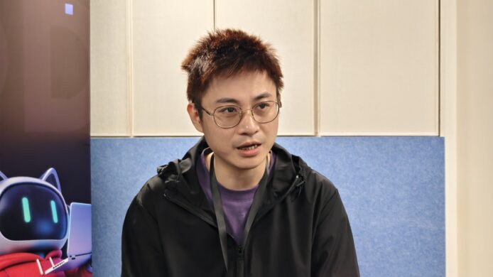 年輕男子在科技展會中講解.