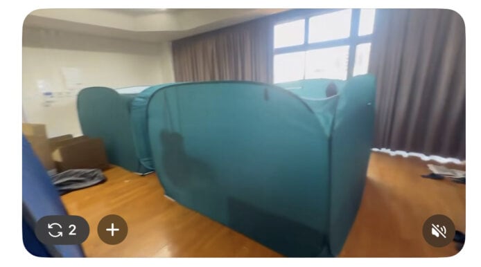 台灣捐贈的避難帳篷設置在室內.