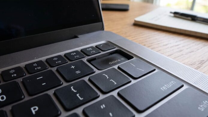 MacBook Pro 鍵盤因過熱卡住.