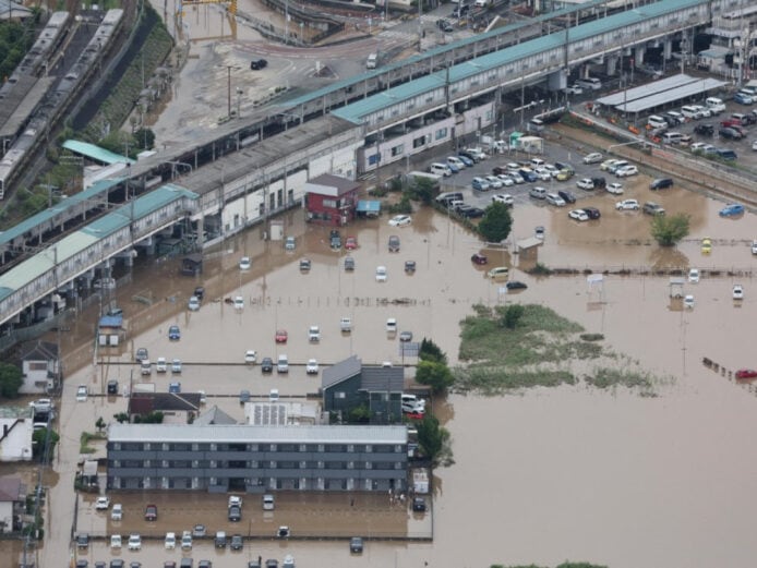成田機場被水淹沒，旅客滯留.