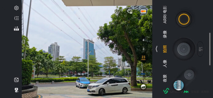 繁忙城市街道,車輛行駛與綠樹環繞.