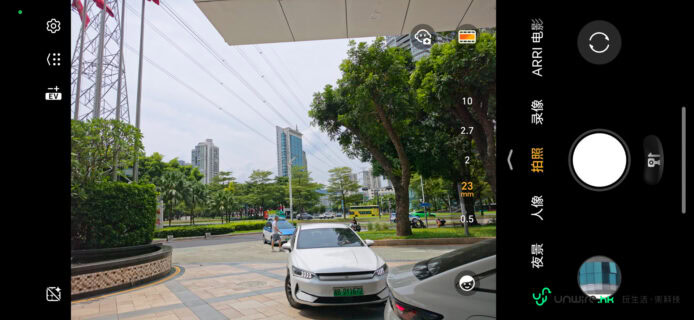 街景拍攝，車輛與樹木，城市背景.
