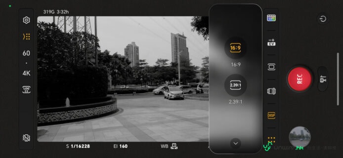 城市街道與高樓的黑白攝影.