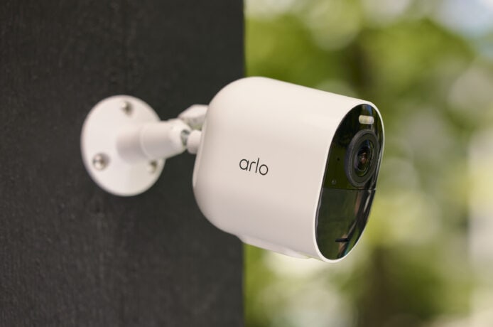 Arlo智能監控攝像頭安裝於戶外牆壁.