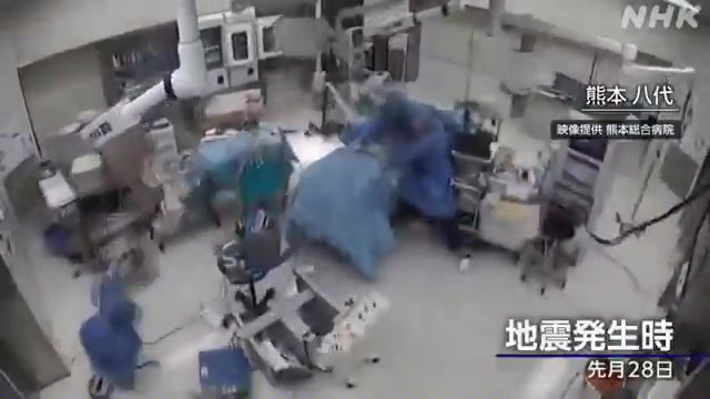 醫護在地震中保護病人和逃生門.