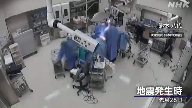 醫護在地震中保護病人和逃生門.