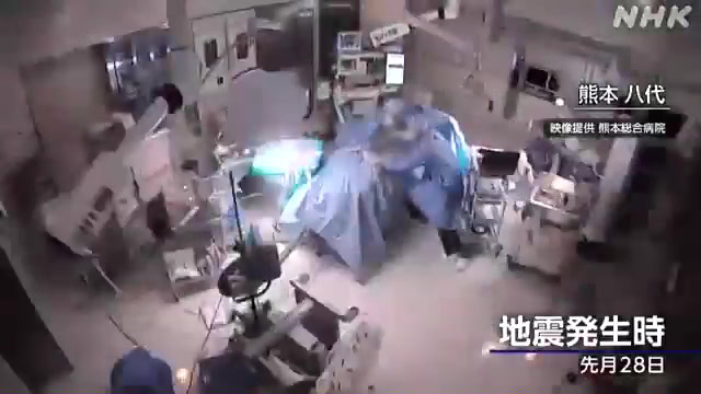 醫護在地震中保護病人和逃生門.