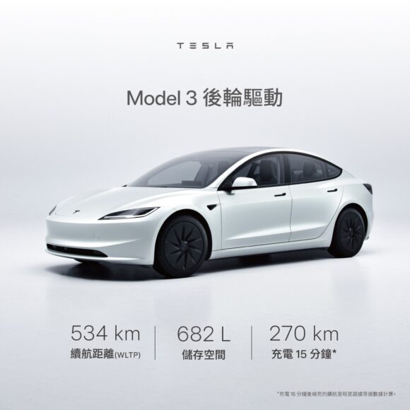 Tesla Model 3 後驅版黑內飾展示.