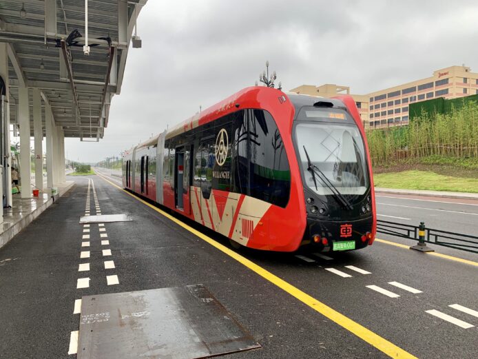 香港新型電動列車在站台待命.