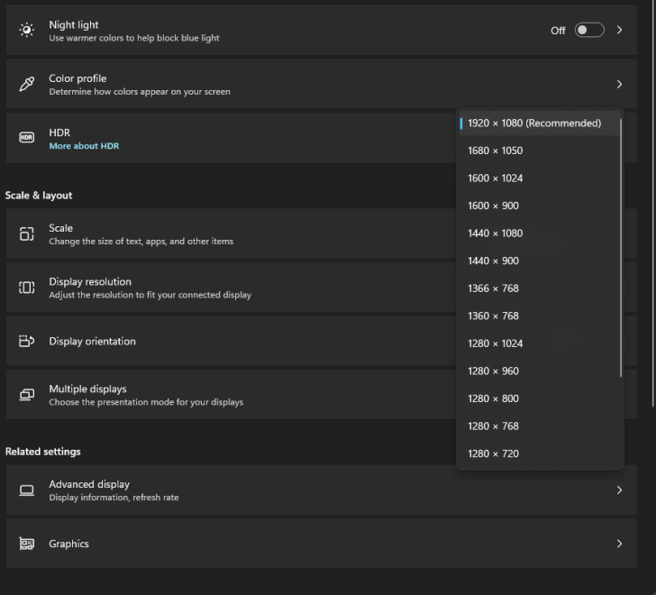 Screen settings menu displaying resolution options and night light settings in Windows.