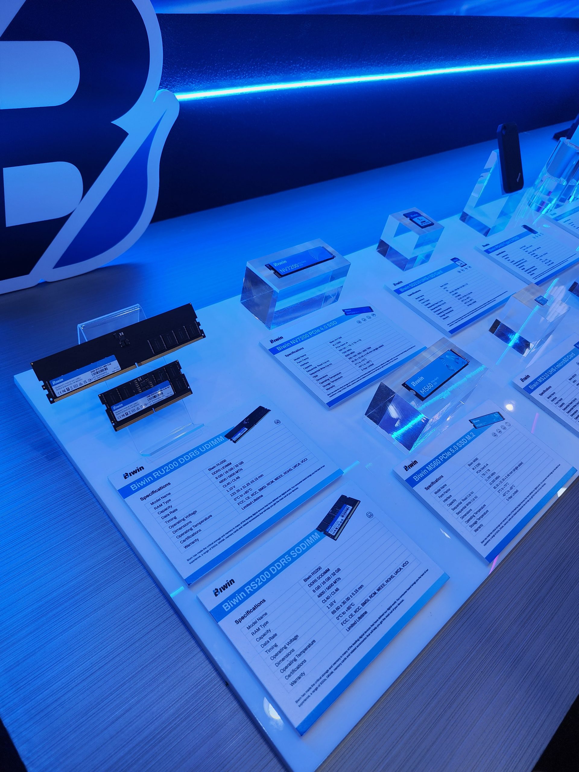 A display table featuring Biwin branded memory modules, including 'Biwin RU200 DDR5 UDIMM' and 'Biwin RS200 DDR5 SODIMM' with detailed specification sheets.