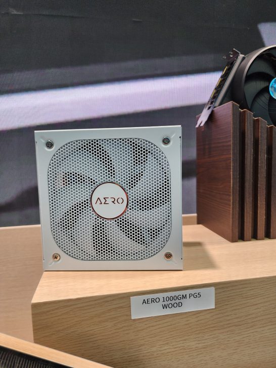 The displayed power supply unit is labeled as AERO 1000GM PG5 WOOD with a ventilation grill featuring the AERO logo.