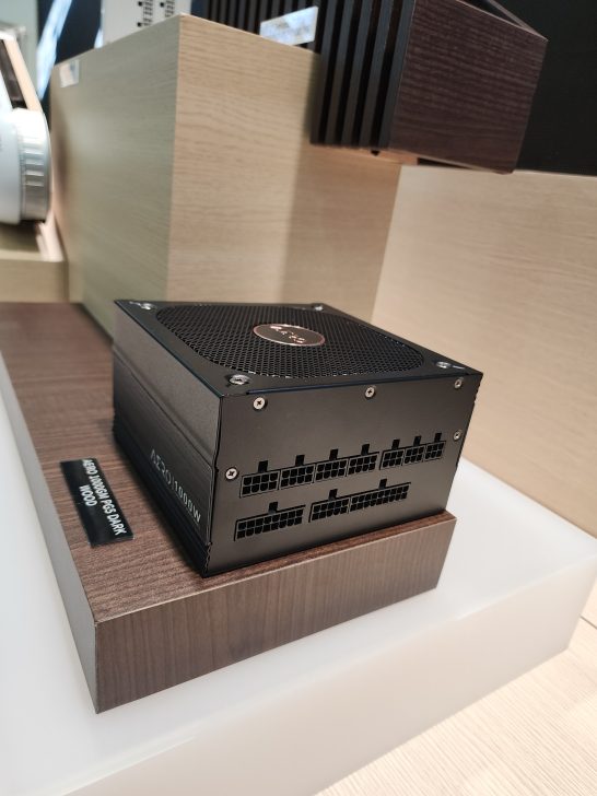 Aero Bronze power supply model AZ300-1000W showcased on a display platform.