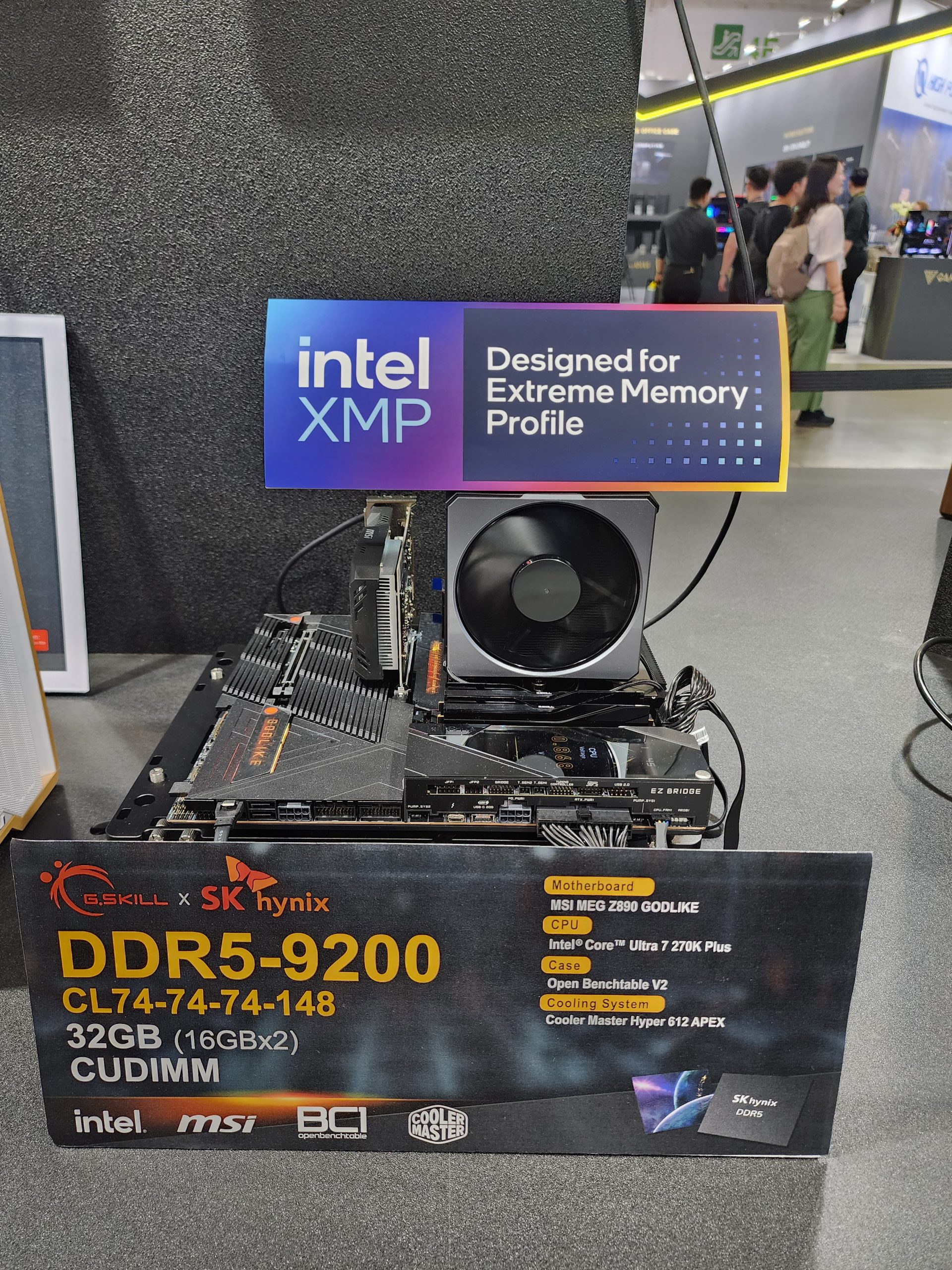 A G.Skill x SK Hynix DDR5-9200 32GB (16GBx2) CUDIMM on an MSI MEG Z690 GODLIKE motherboard, with Intel Core Ultra 7 270K Plus CPU, in an Open Benchtable V2 case, and cooled by a Cooler Master Hyper 612 APEX, highlighted with 'intel XMP Designed for Extreme Memory Profile' text.