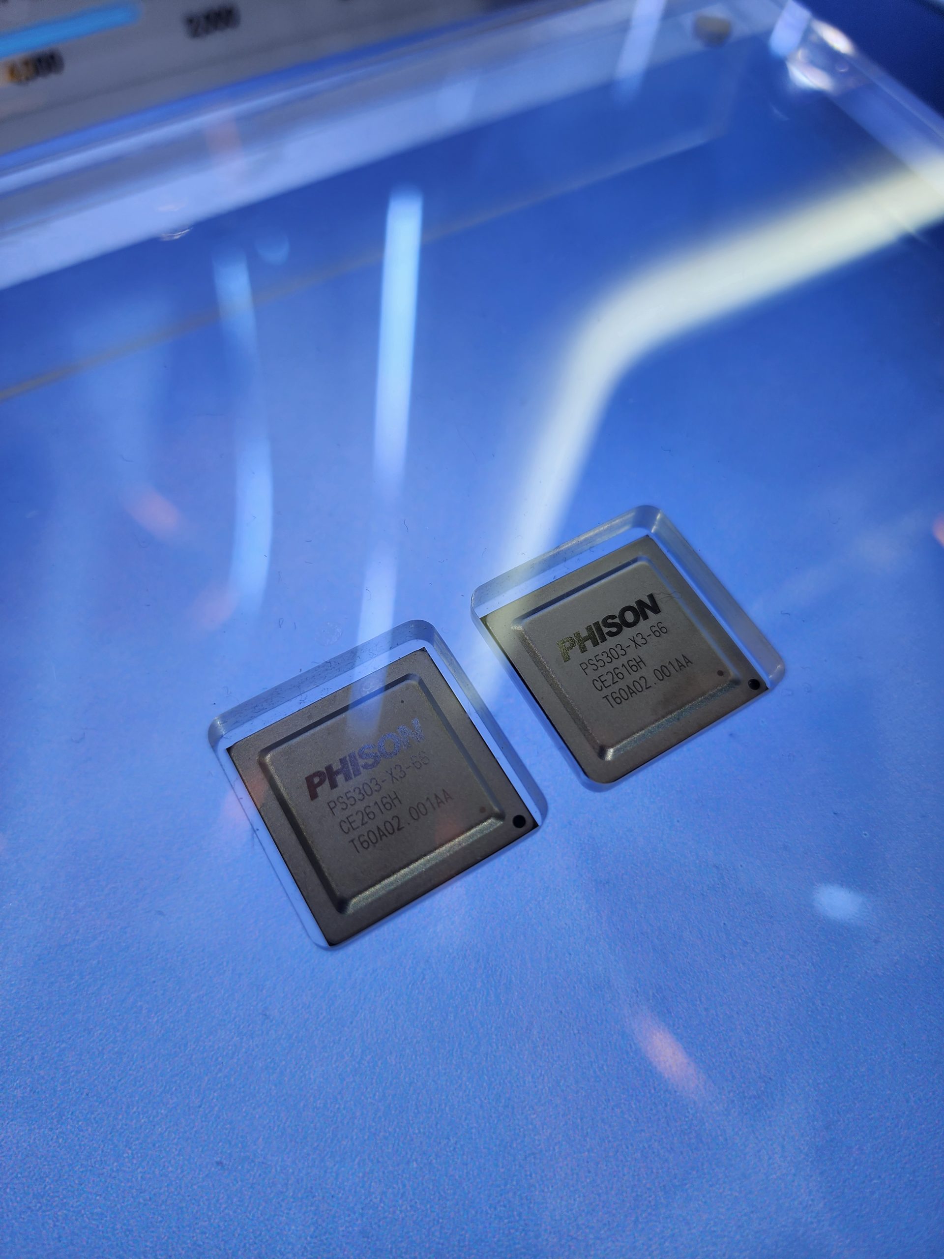 Phison PS5023-X13-36 chips displayed under a glass cover.