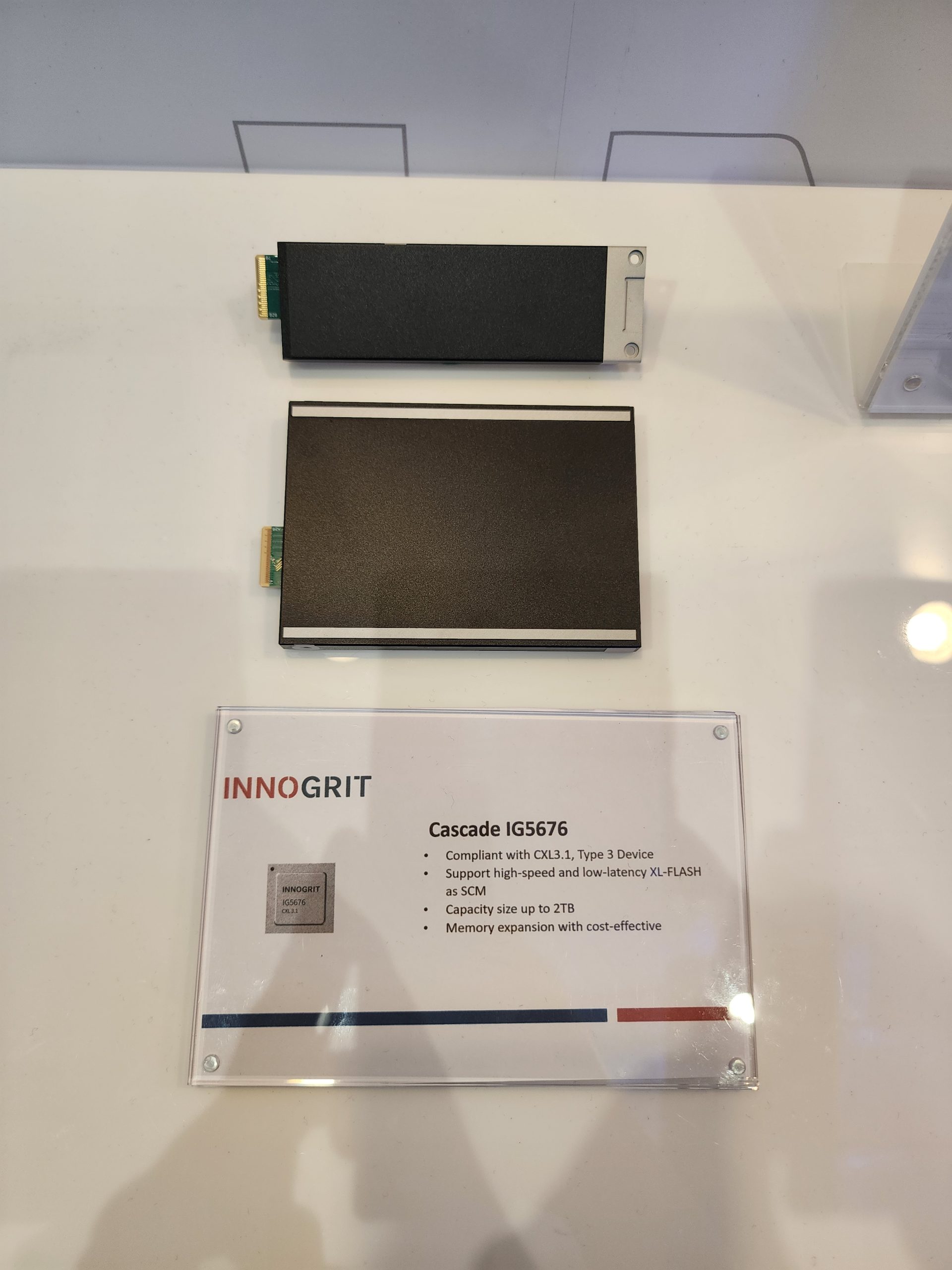 Two INNOGRIT Cascade IG5676 devices are displayed on a white surface with a description card outlining features like CXL3.1 compliance, XL-FLASH support, and a capacity up to 2TB.