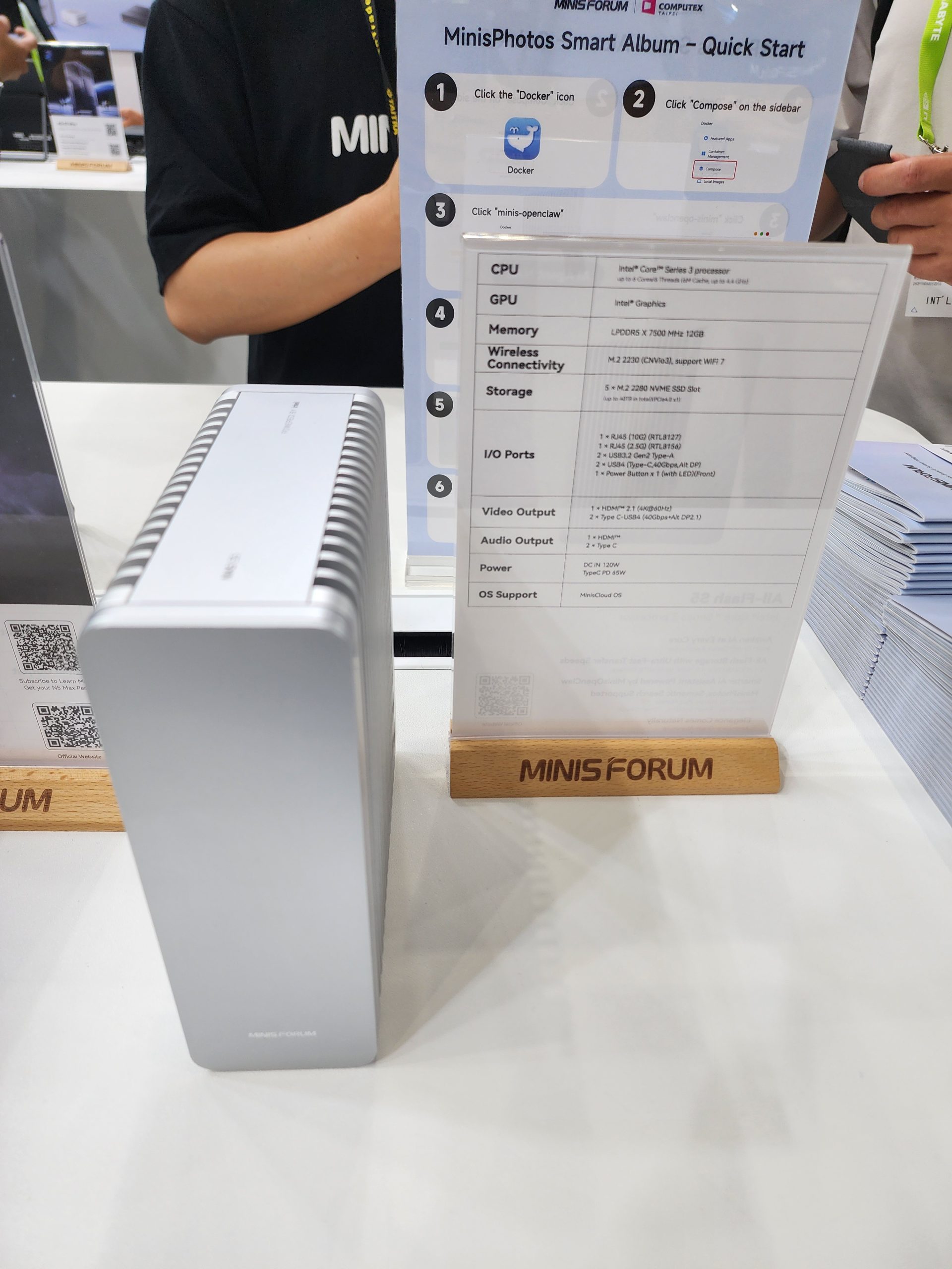 A MinisForum device is displayed next to a 'MinisPhotos Smart Album - Quick Start' guide, featuring an Intel Core processor specs list.