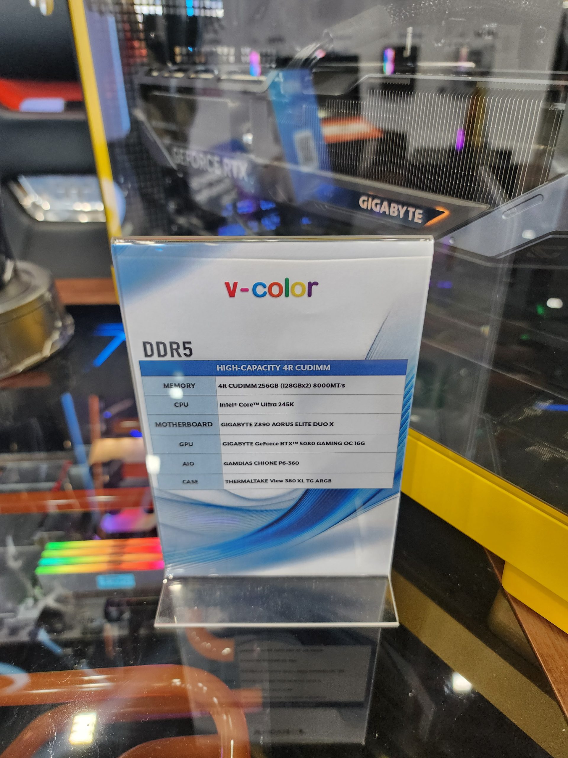 A display lists a PC build featuring a v-color DDR5 memory, Intel Core Ultra 245K CPU, GIGABYTE Z890 AORUS ELITE DUO X motherboard, GIGABYTE GeForce RTX 5080 GAMING OC 16G GPU, GAMDIAS CHIONE P6-360 AIO, and THERMALTAKE View 380 XL TG ARGB case.