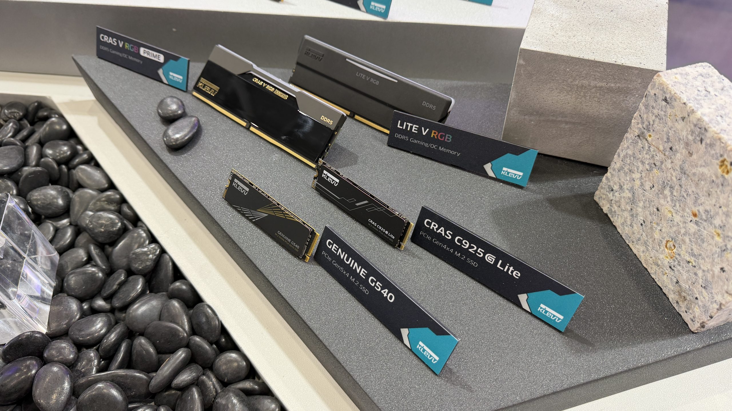 KLEVV displays various models of DDR5 and PCIe Gen4x4 M.2 SSDs including 'CRAS V RGB,' 'GENUINE G540,' and 'CRAS C925 G Lite' on a showcase.