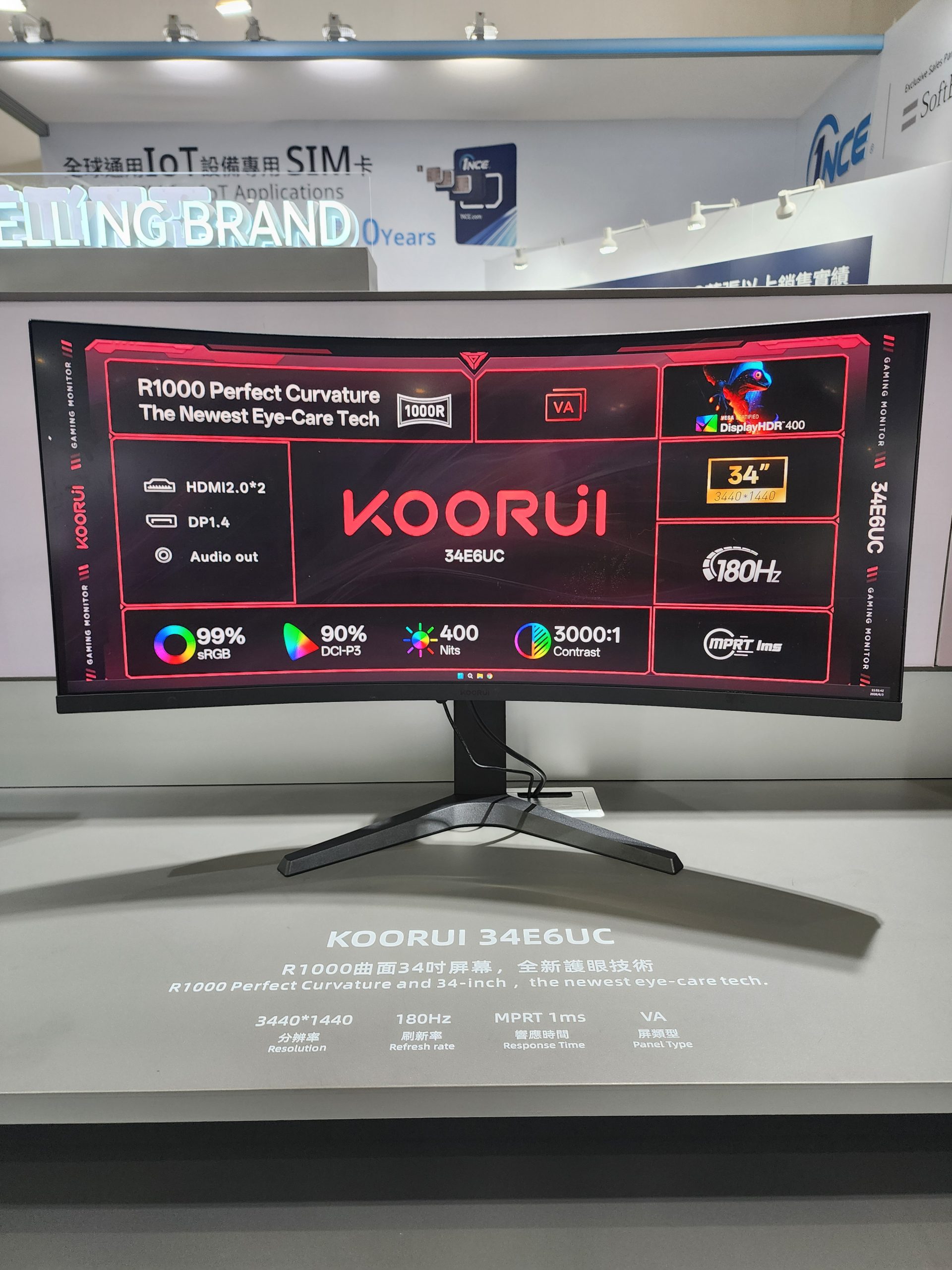 The image shows a Koorui 34E6UC 34-inch curved gaming monitor with 'R1000 Perfect Curvature,' 180Hz refresh rate, and 'DisplayHDR 400' certification.