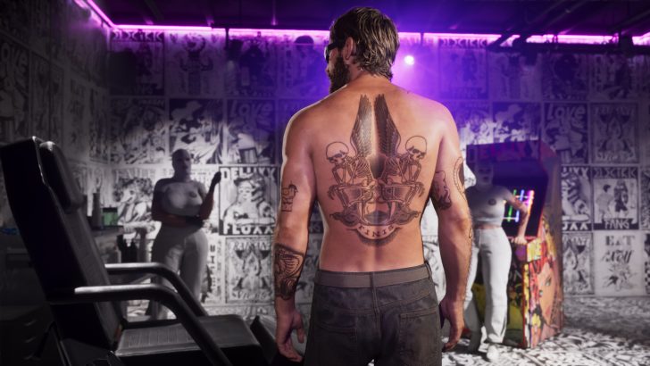 A character in 'Cyberpunk 2077: Phantom Liberty' shows intricate back tattoos in a neon-lit room with arcade machines.