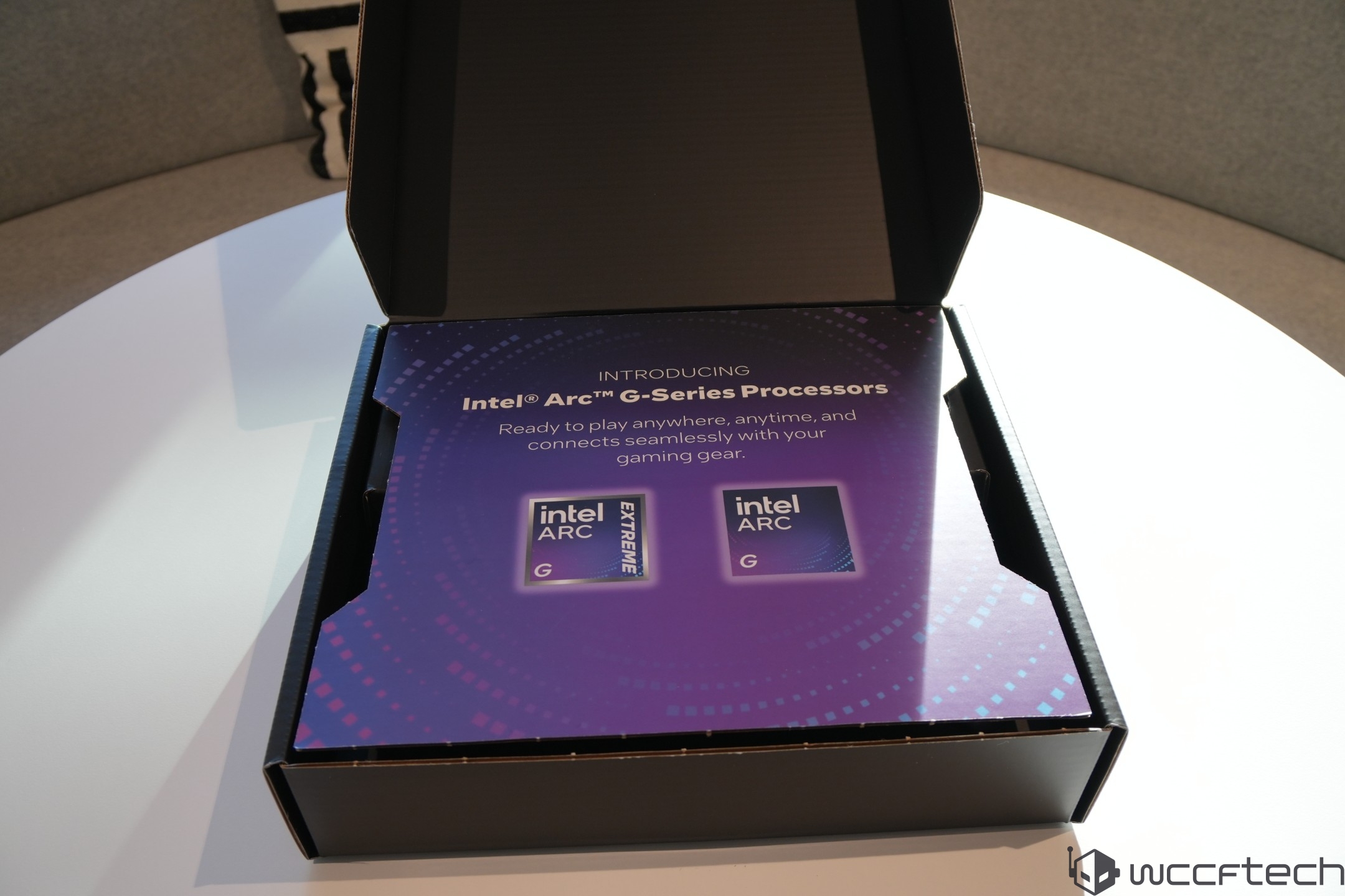 An opened box reveals a promotional board for 'Intel Arc G-Series Processors' with graphics of two processors labeled 'intel ARC EXTREME G' and 'intel ARC G'.