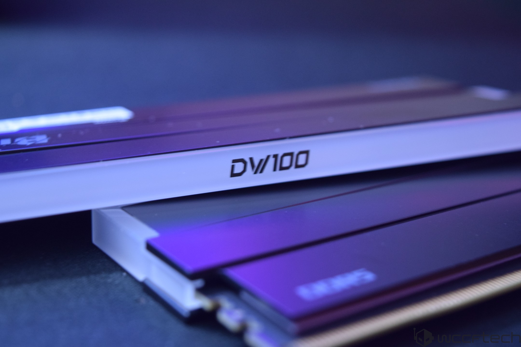 Close-up of GeIL DV/100 DDR5 RAM modules in purple.