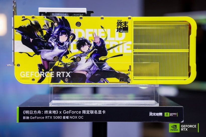 A NVIDIA GeForce RTX 5080 星曜 NOX OC graphics card with custom anime artwork is displayed on a stand.