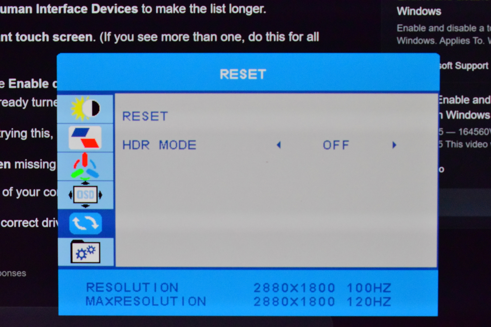 The on-screen display shows a settings menu with 'HDR MODE' set to 'OFF' and resolution details listed as 2880x1800 100HZ and max resolution 2880x1800 120HZ.
