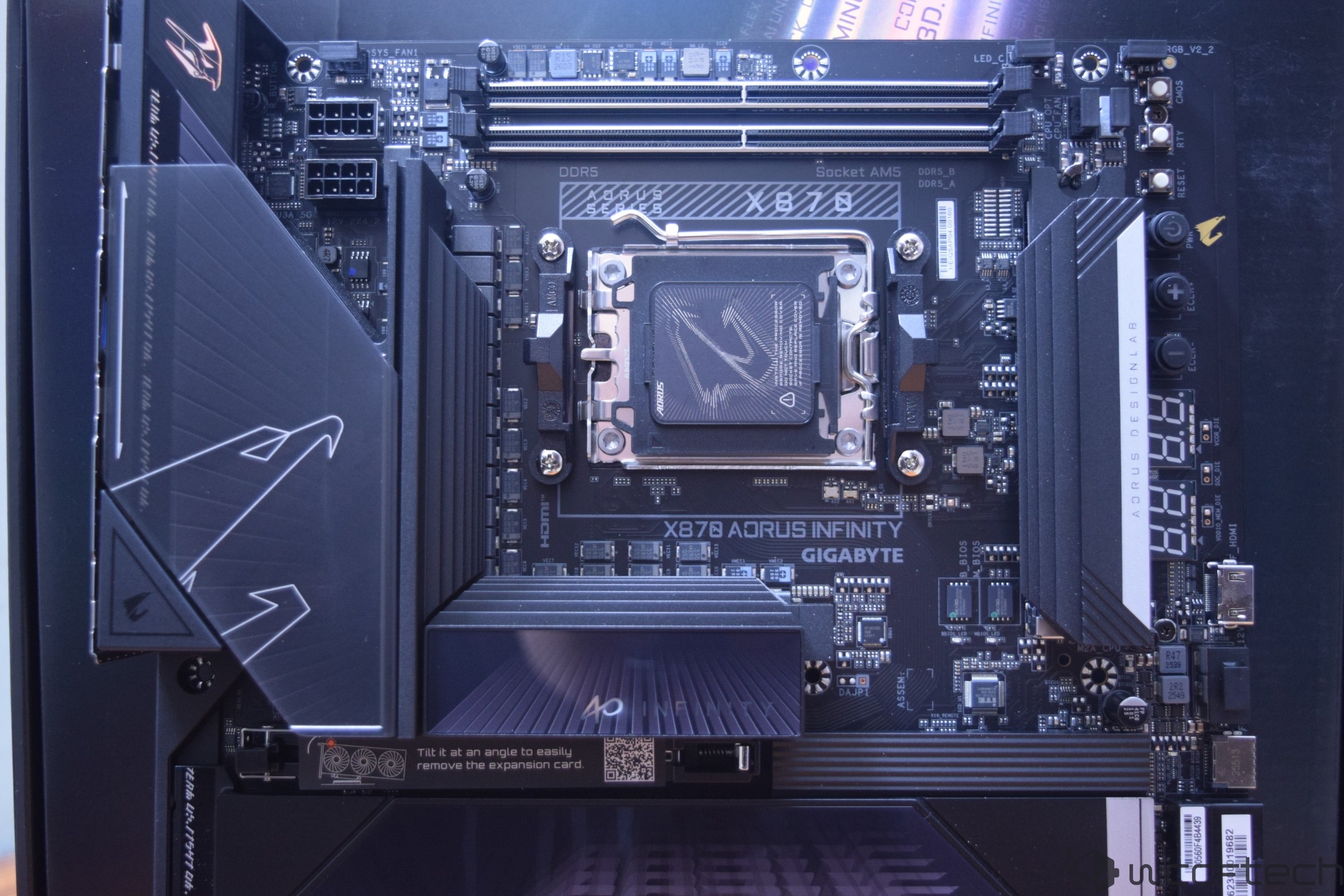The Gigabyte X670 Aorus Infinity motherboard with DDR5 support and Socket AM5 is prominently displayed.