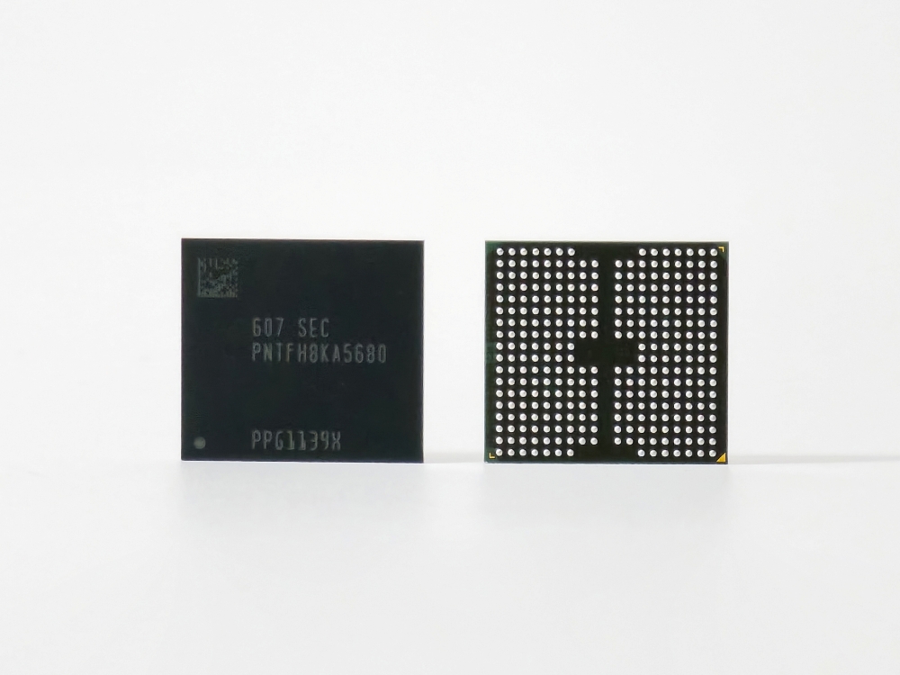 A close-up view of a Samsung memory chip labeled '607 SEC PN1FH8KA5680' alongside the reverse side displaying its pin grid.