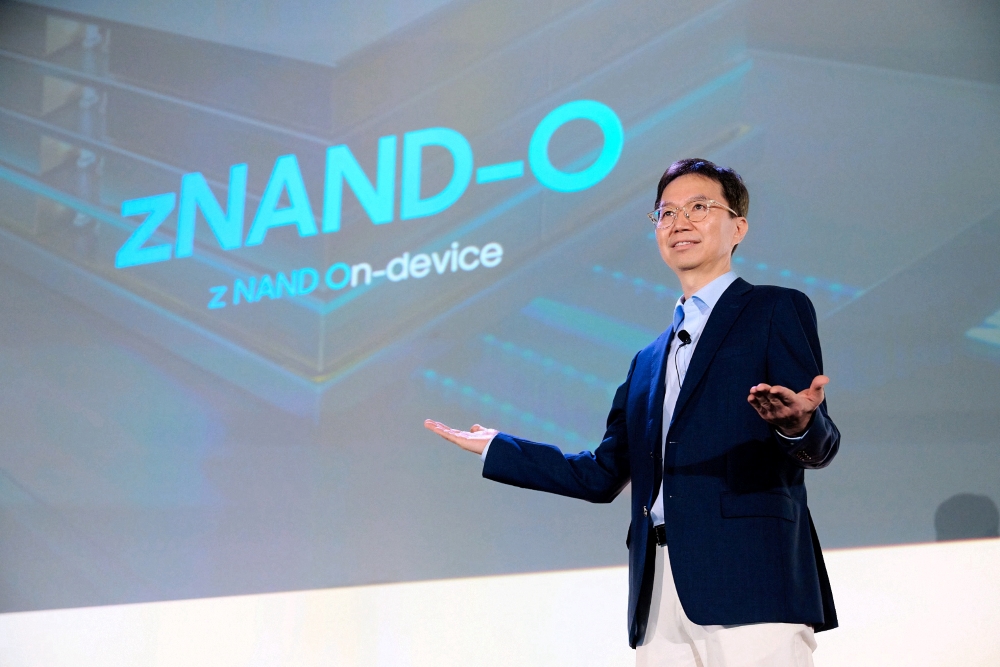 A presenter stands in front of a slide displaying 'zNAND-O' and 'z NAND On-device.'