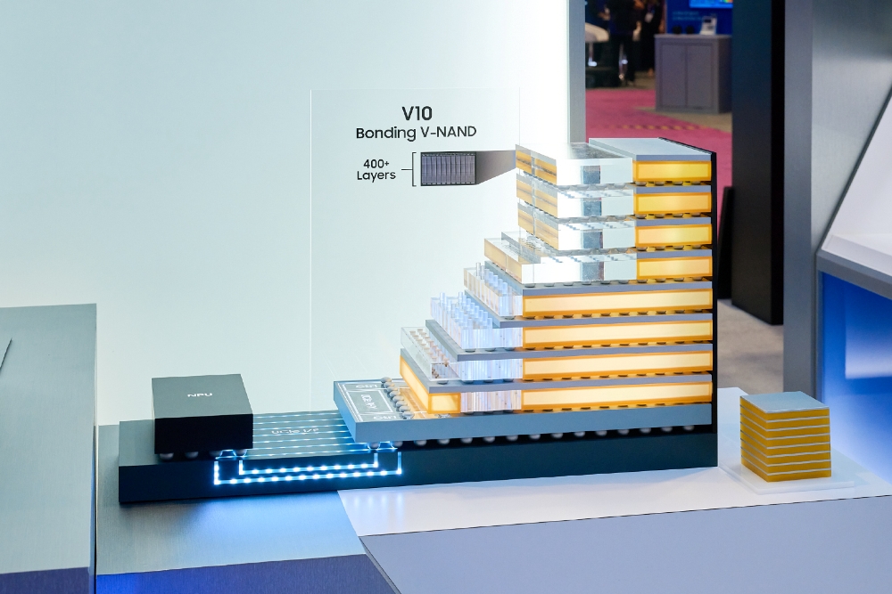 A model showcasing Samsung's V10 Bonding V-NAND with '400+ Layers' is displayed on a counter.